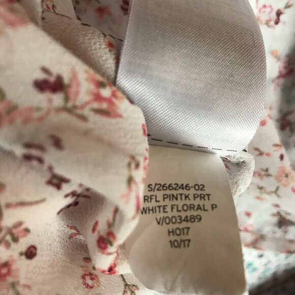 GAP Light weight blouse in a soft floral print.  Size XL With ruffles - Picture 11 of 13